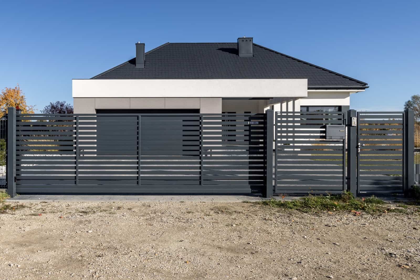 Czym zasłonić bramę wjazdową? Pomysły na estetyczne i praktyczne rozwiązania